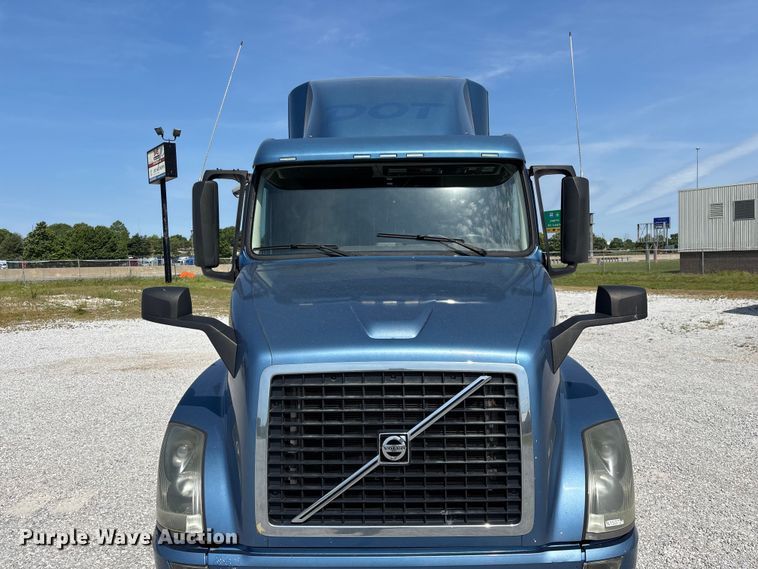 image for item FG0372 2014 Volvo VN Series semi truck