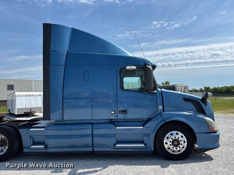 image for item FG0372 2014 Volvo VN Series semi truck