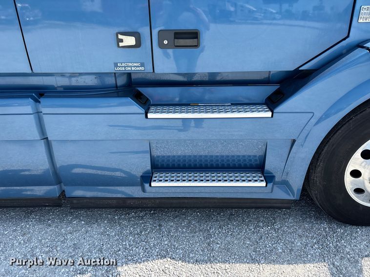 image for item FG0372 2014 Volvo VN Series semi truck