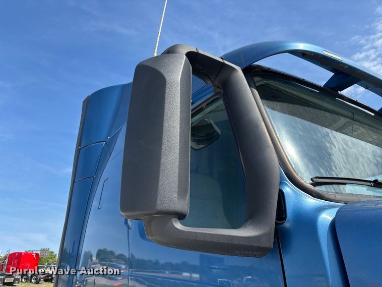 image for item FG0372 2014 Volvo VN Series semi truck