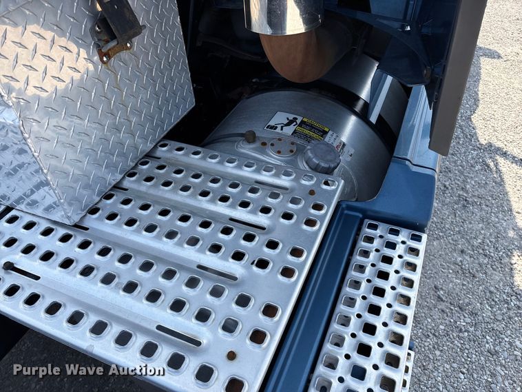 image for item FG0372 2014 Volvo VN Series semi truck