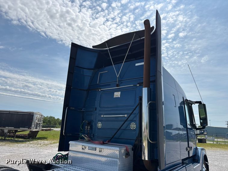 image for item FG0372 2014 Volvo VN Series semi truck