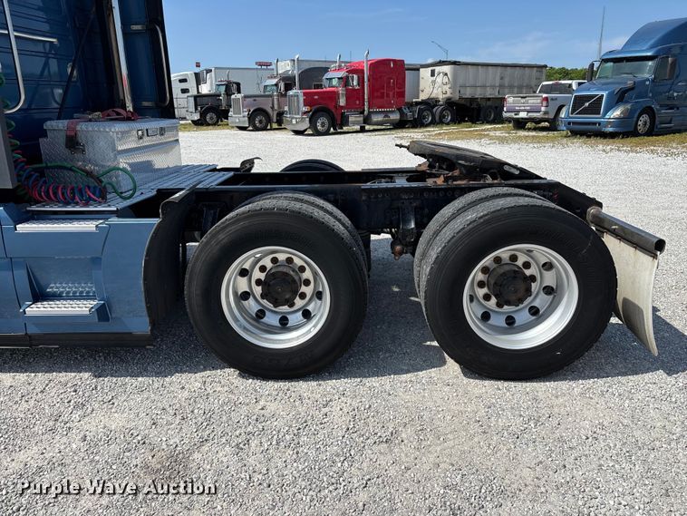 image for item FG0372 2014 Volvo VN Series semi truck