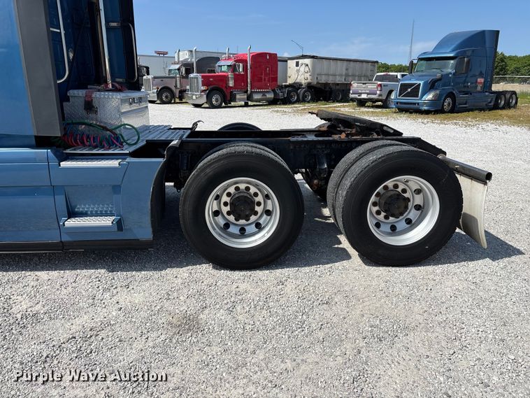 image for item FG0372 2014 Volvo VN Series semi truck