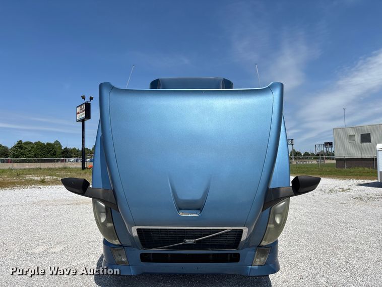 image for item FG0372 2014 Volvo VN Series semi truck