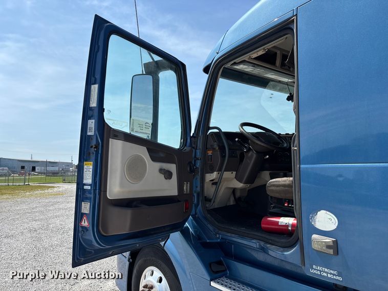 image for item FG0372 2014 Volvo VN Series semi truck