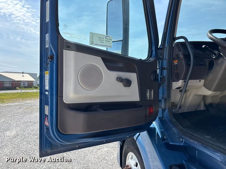 image for item FG0372 2014 Volvo VN Series semi truck