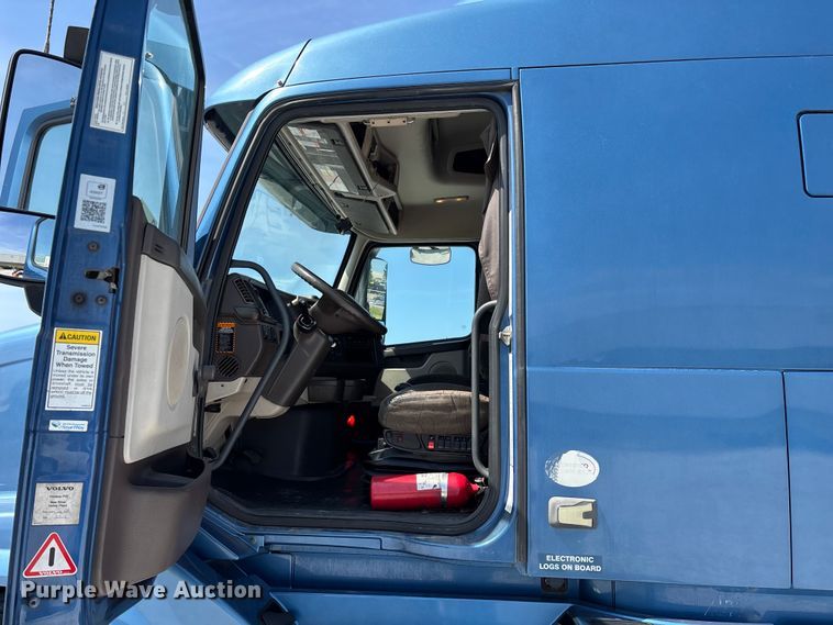 image for item FG0372 2014 Volvo VN Series semi truck