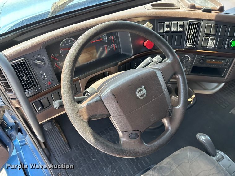image for item FG0372 2014 Volvo VN Series semi truck