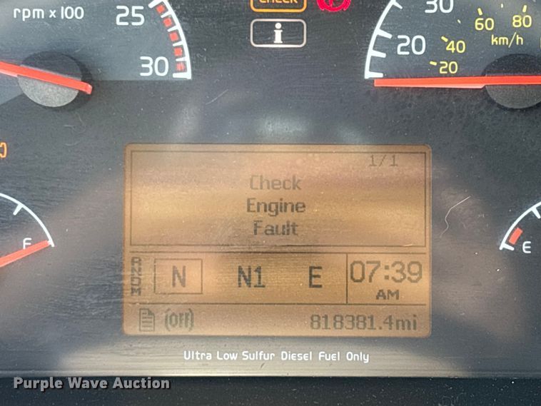image for item FG0372 2014 Volvo VN Series semi truck