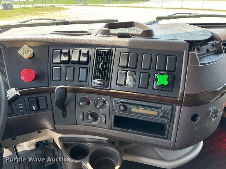 image for item FG0372 2014 Volvo VN Series semi truck