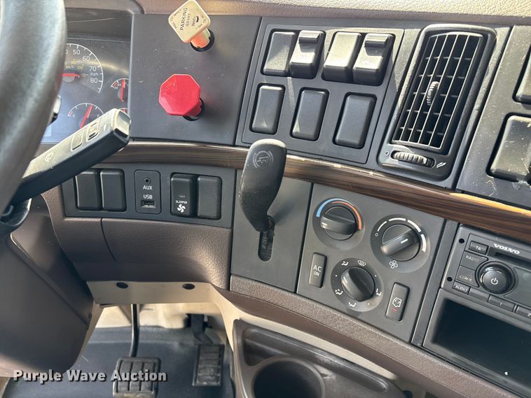 image for item FG0372 2014 Volvo VN Series semi truck