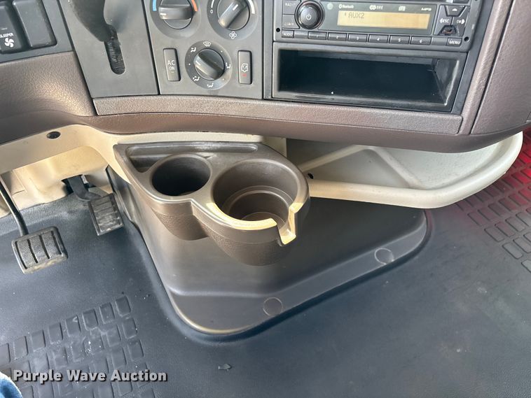 image for item FG0372 2014 Volvo VN Series semi truck