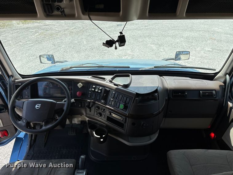 image for item FG0372 2014 Volvo VN Series semi truck