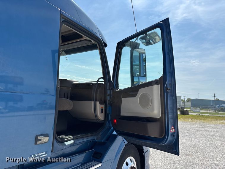 image for item FG0372 2014 Volvo VN Series semi truck