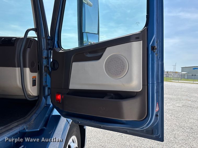 image for item FG0372 2014 Volvo VN Series semi truck