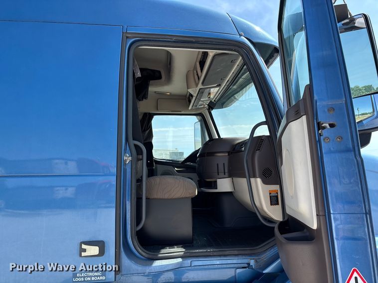 image for item FG0372 2014 Volvo VN Series semi truck