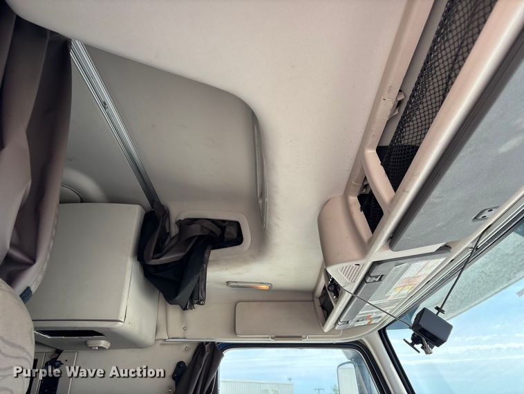 image for item FG0372 2014 Volvo VN Series semi truck
