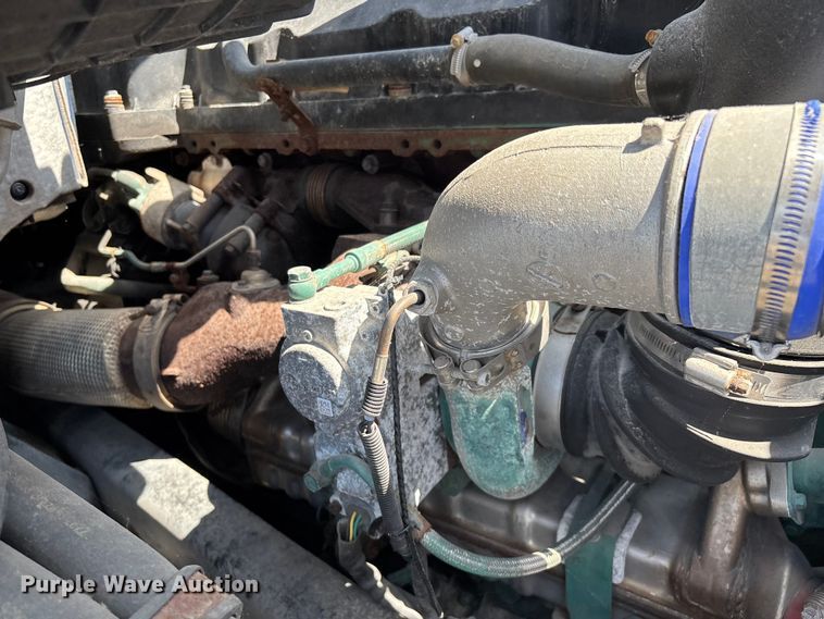 image for item FG0372 2014 Volvo VN Series semi truck