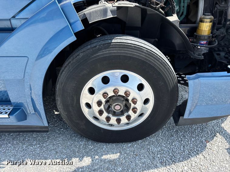 image for item FG0372 2014 Volvo VN Series semi truck