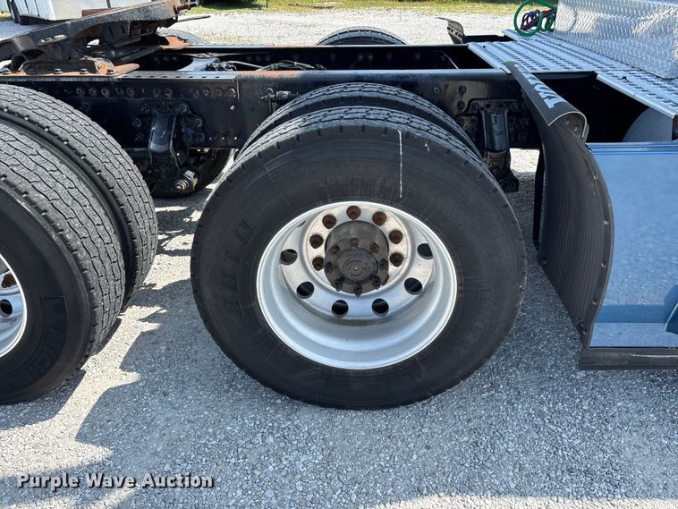 image for item FG0372 2014 Volvo VN Series semi truck
