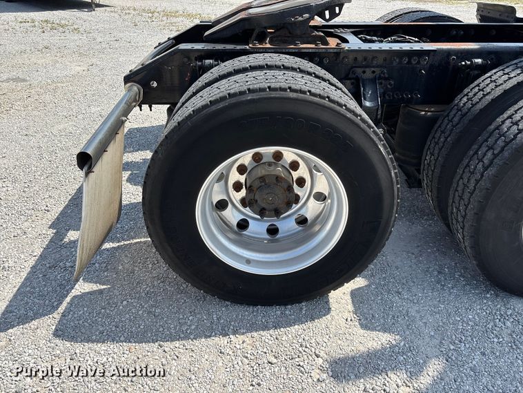 image for item FG0372 2014 Volvo VN Series semi truck