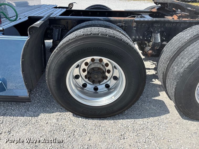 image for item FG0372 2014 Volvo VN Series semi truck