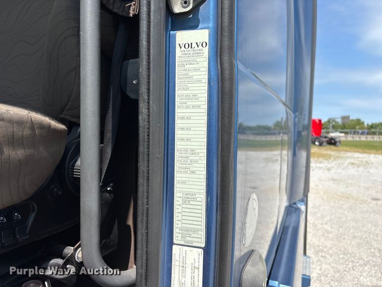 image for item FG0372 2014 Volvo VN Series semi truck