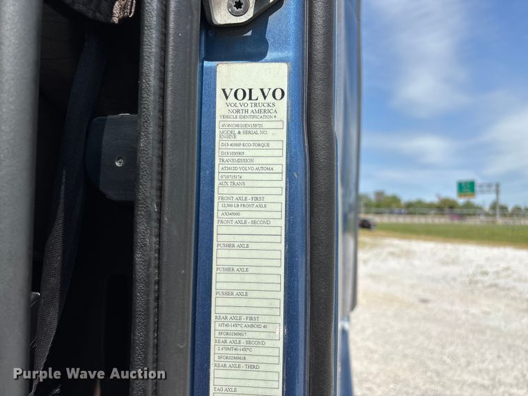 image for item FG0372 2014 Volvo VN Series semi truck