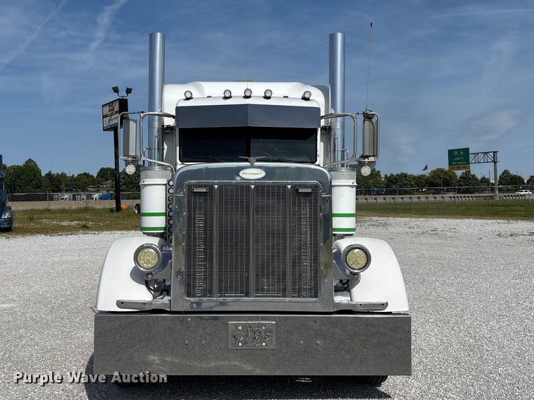 image for item FG0373 2005 Peterbilt 379 semi truck