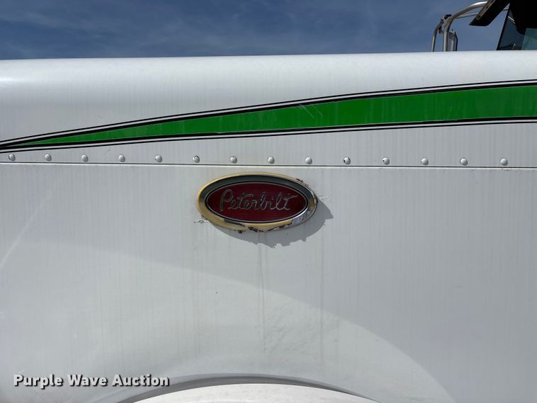 image for item FG0373 2005 Peterbilt 379 semi truck
