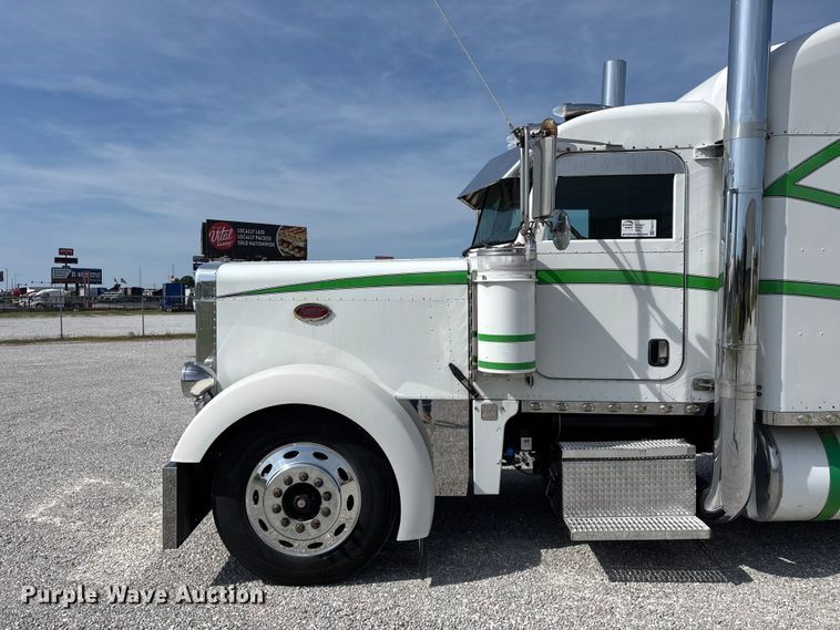 image for item FG0373 2005 Peterbilt 379 semi truck