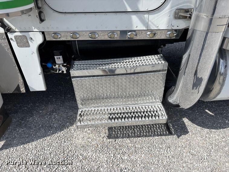 image for item FG0373 2005 Peterbilt 379 semi truck