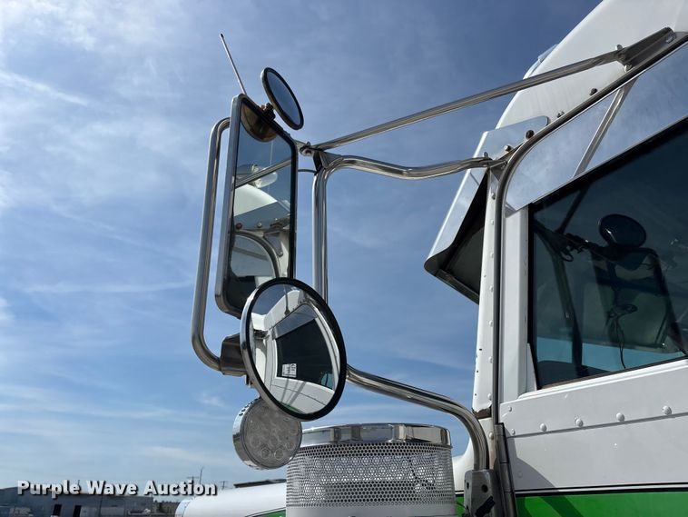 image for item FG0373 2005 Peterbilt 379 semi truck