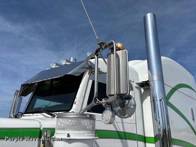 image for item FG0373 2005 Peterbilt 379 semi truck