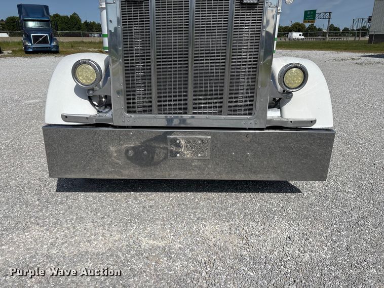 image for item FG0373 2005 Peterbilt 379 semi truck