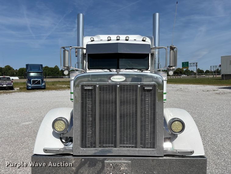 image for item FG0373 2005 Peterbilt 379 semi truck