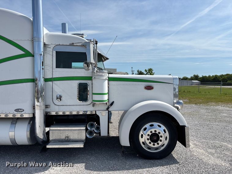 image for item FG0373 2005 Peterbilt 379 semi truck