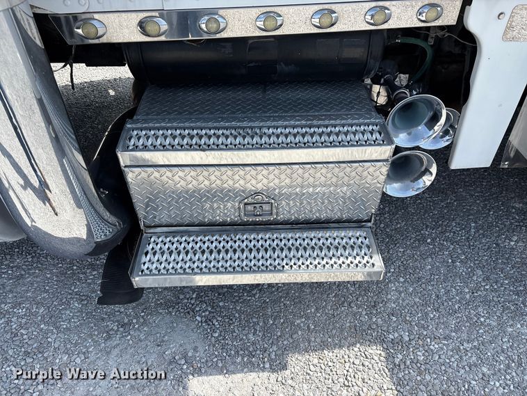 image for item FG0373 2005 Peterbilt 379 semi truck