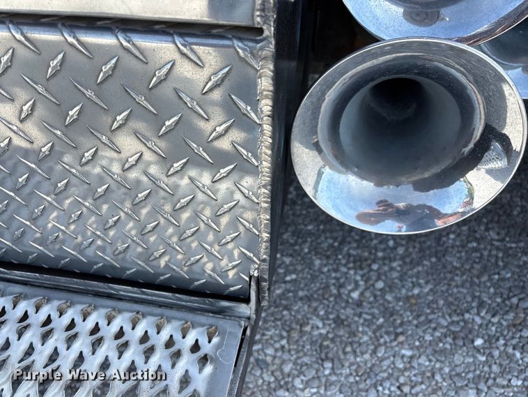 image for item FG0373 2005 Peterbilt 379 semi truck