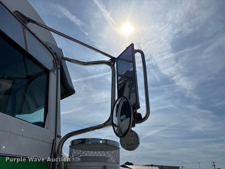image for item FG0373 2005 Peterbilt 379 semi truck