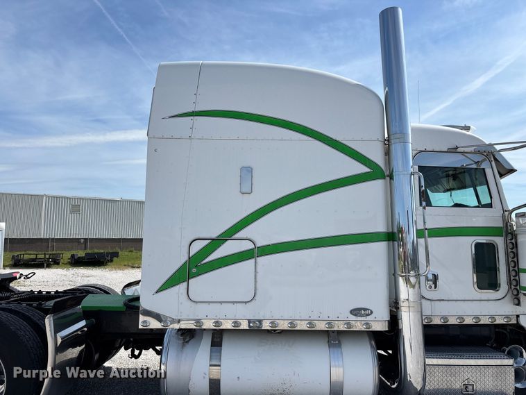 image for item FG0373 2005 Peterbilt 379 semi truck