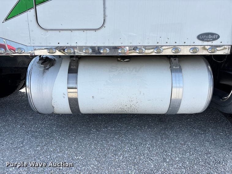image for item FG0373 2005 Peterbilt 379 semi truck