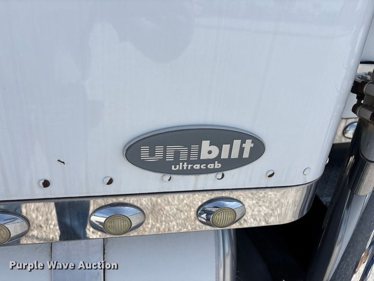 image for item FG0373 2005 Peterbilt 379 semi truck