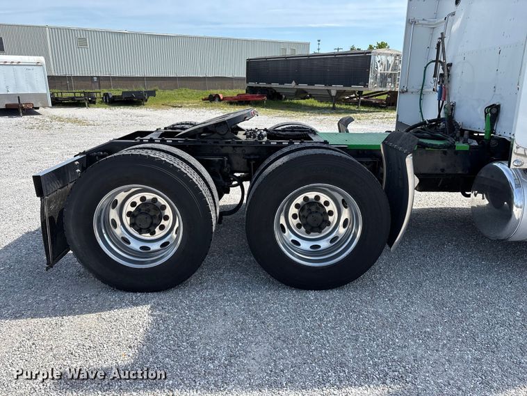 image for item FG0373 2005 Peterbilt 379 semi truck