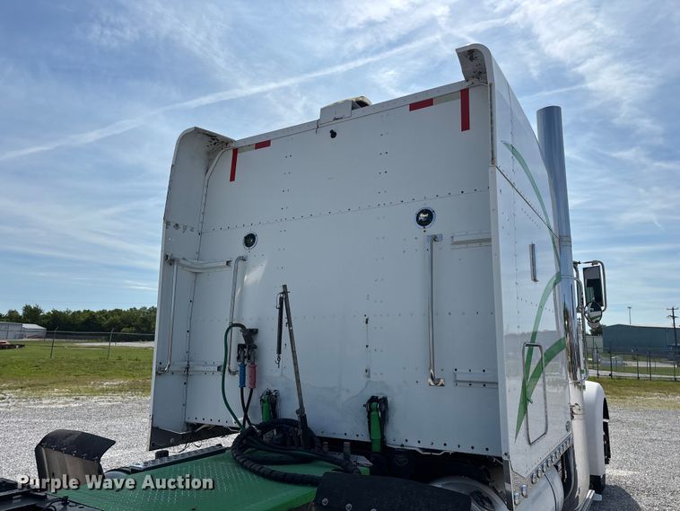 image for item FG0373 2005 Peterbilt 379 semi truck