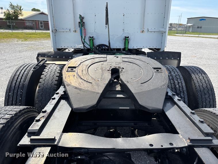 image for item FG0373 2005 Peterbilt 379 semi truck