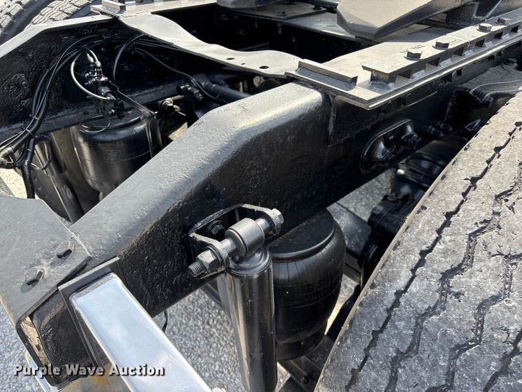 image for item FG0373 2005 Peterbilt 379 semi truck