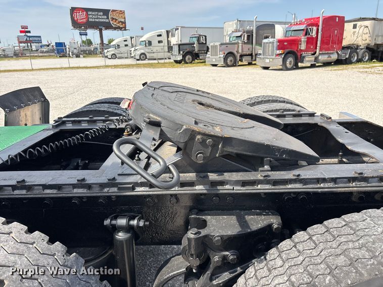 image for item FG0373 2005 Peterbilt 379 semi truck