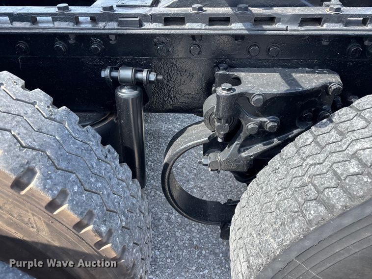 image for item FG0373 2005 Peterbilt 379 semi truck